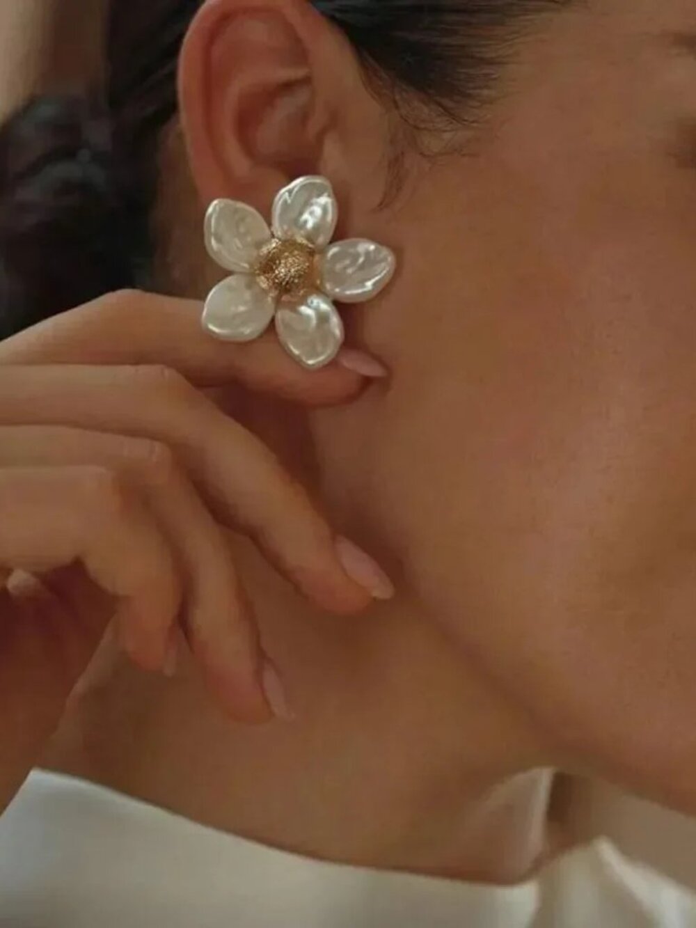 Gold and White Flower Earrings Q798